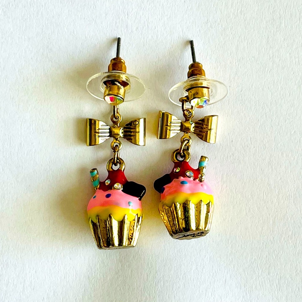 Betsey Johnson Cupcake Earrings 🧁
